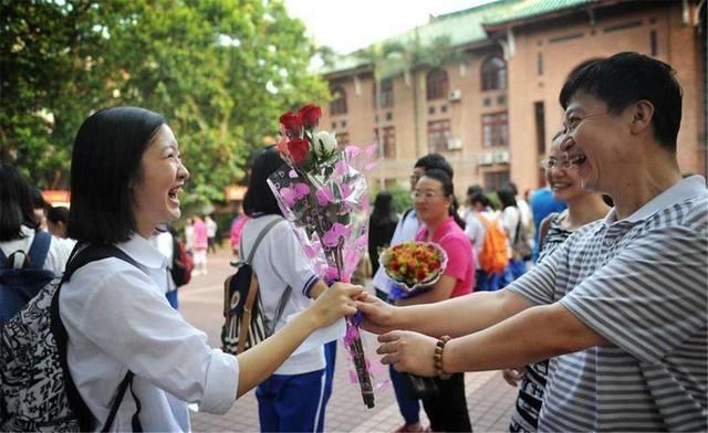 还记得12年前高考，因忘涂答题卡给老师下跪的女孩吗？后来咋样了