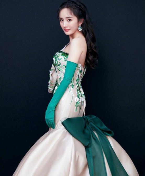 杨幂的梨型身材女人堆里少有,尤其是侧身的时候,真显“有”