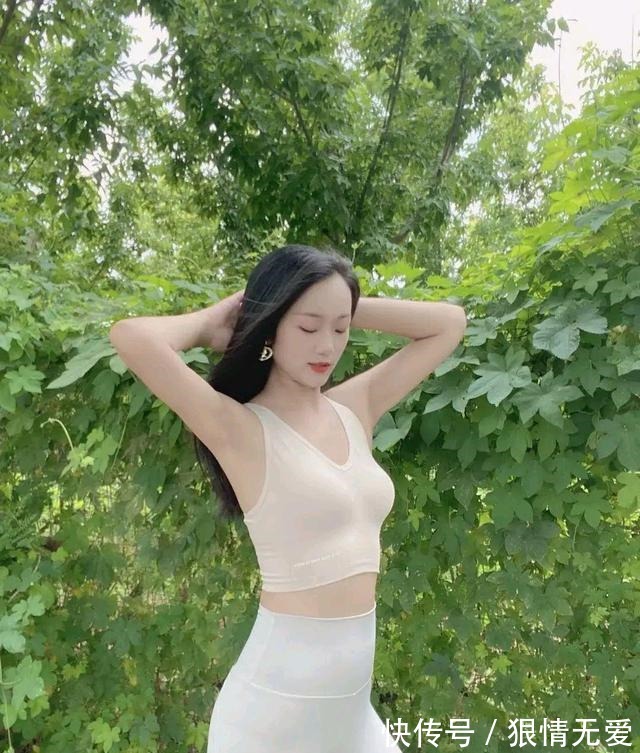 瑜伽裤 运动穿搭潮流趋势,瑜伽裤秀出曲线,出门上街时尚简单!