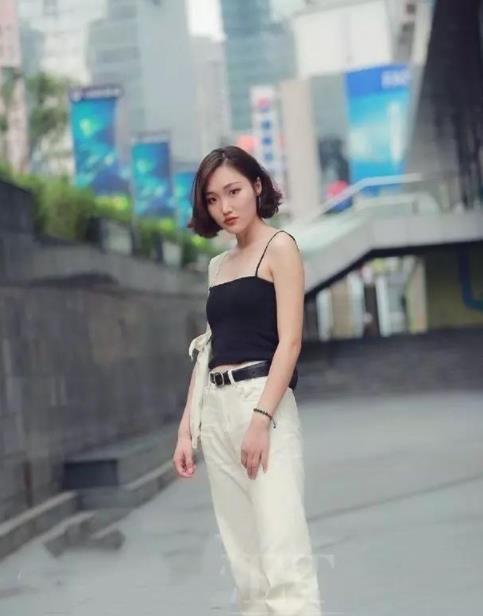 街拍：美女民族风的连衣裙，三千青丝如绸缎般披在肩上，韵味十足