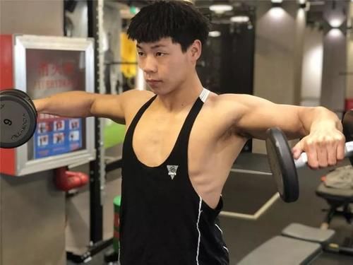 气质|女性提高气质首选的直角肩，这三大动作帮你养成