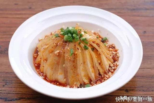 星爷真会享受，一起床就跳进泳池里，美女在旁边帮洗漱