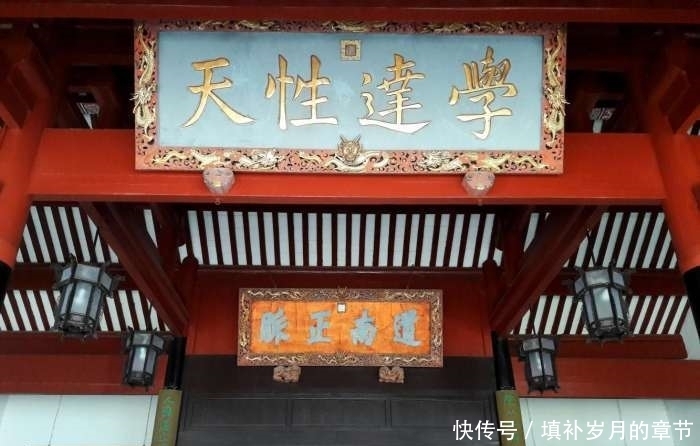 一位皇帝赐书, 两位皇帝赐匾,这可能是我国最牛的学校了