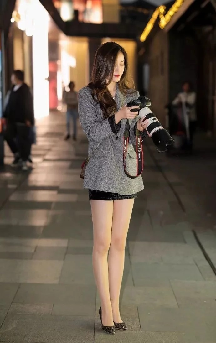 朋友|街拍:个性的阔腿裤穿搭的小姐姐,洒脱飘逸,时髦到没朋友