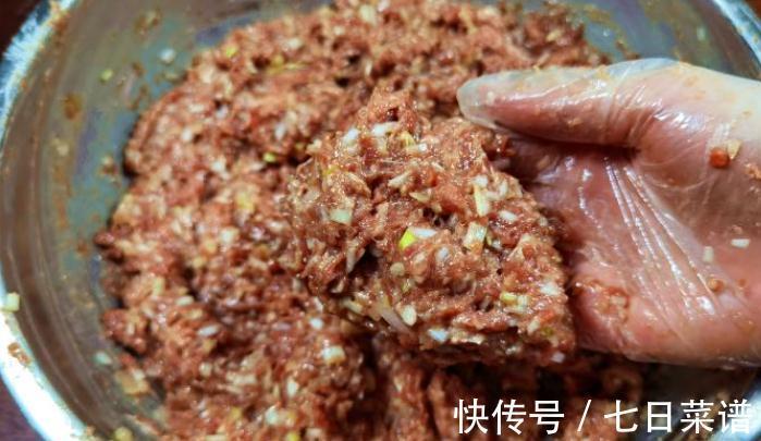做羊肉馅饺子，记住2个“调馅技巧”，饺子鲜嫩多汁，好吃无膻味
