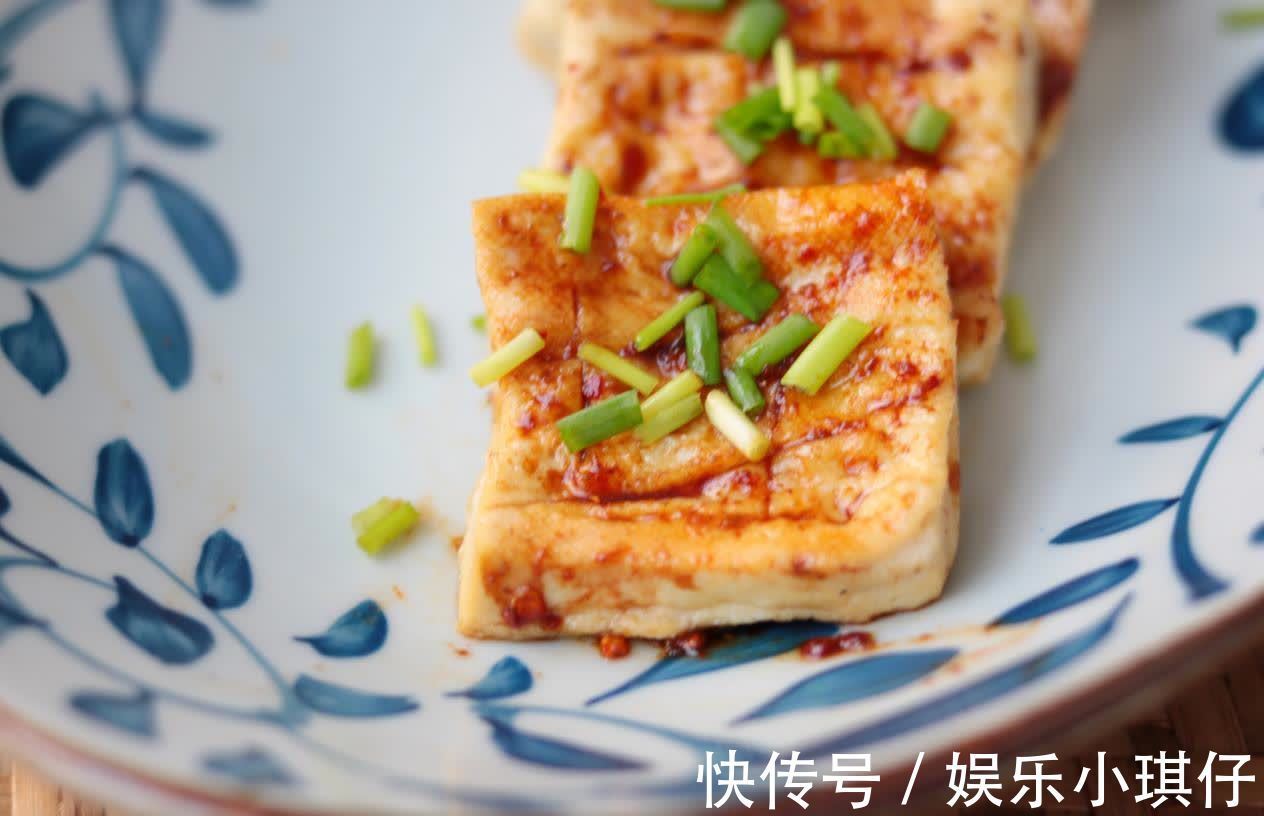 可口|豆腐这样做,大人孩子都爱吃,鲜嫩可口,2块钱能做一大盘