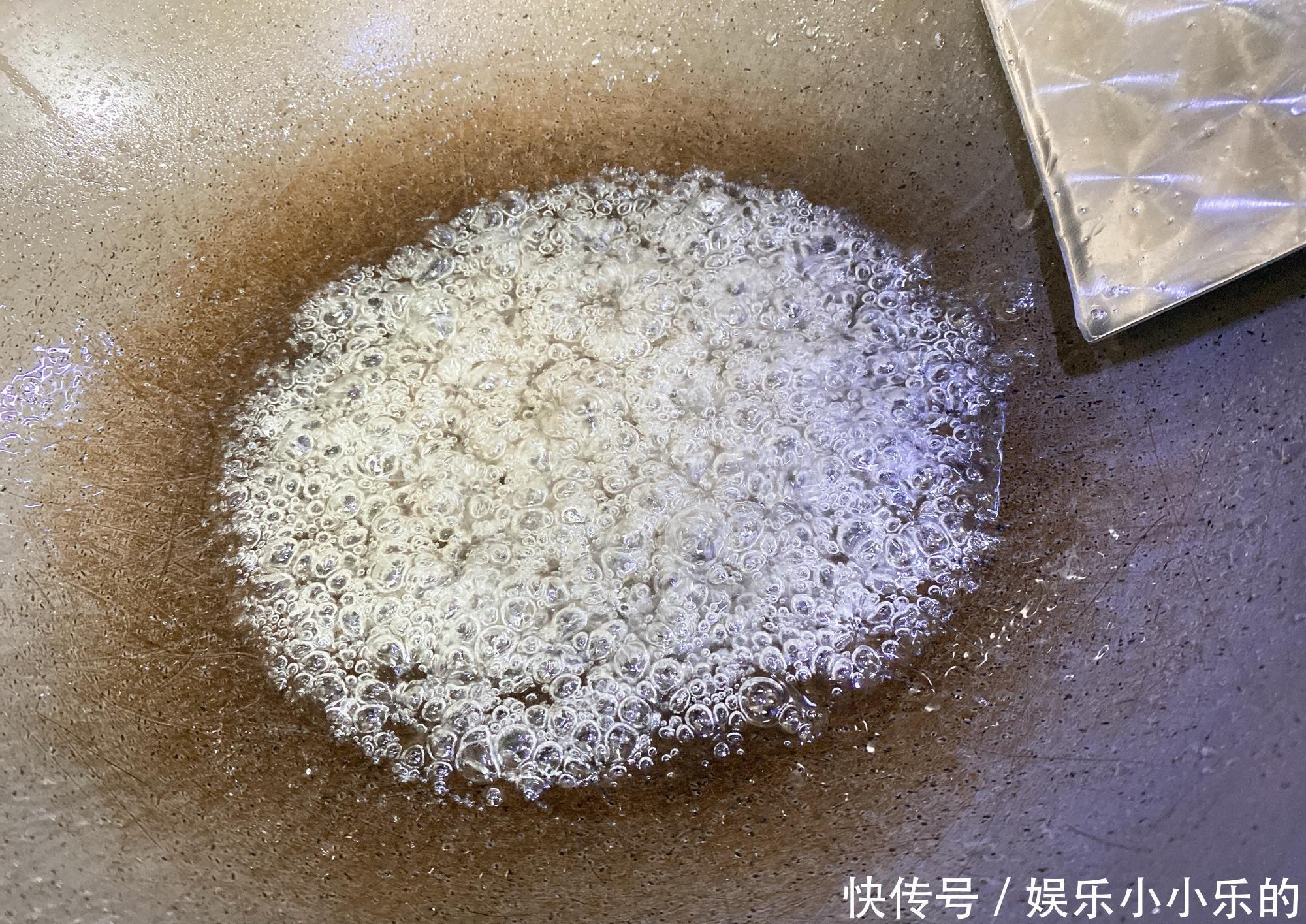 炒糖色到底是用油还是水?大厨教你,好多人都做错,难怪又黑又苦