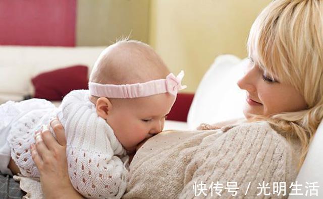 宝宝|宝宝吃母乳时三心二意,小动作还多?宝妈别生气,是他到了厌奶期