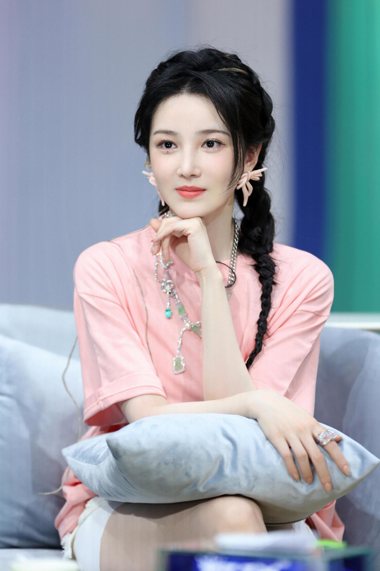 短裤|陈小纭为减龄又“费心思”了,宽松针织衫配绿色短裤,又美又耐看