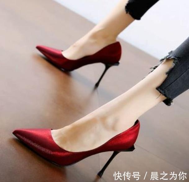 轻盈感 细跟鞋用独特的魅力,让你看起来有一种轻盈感!