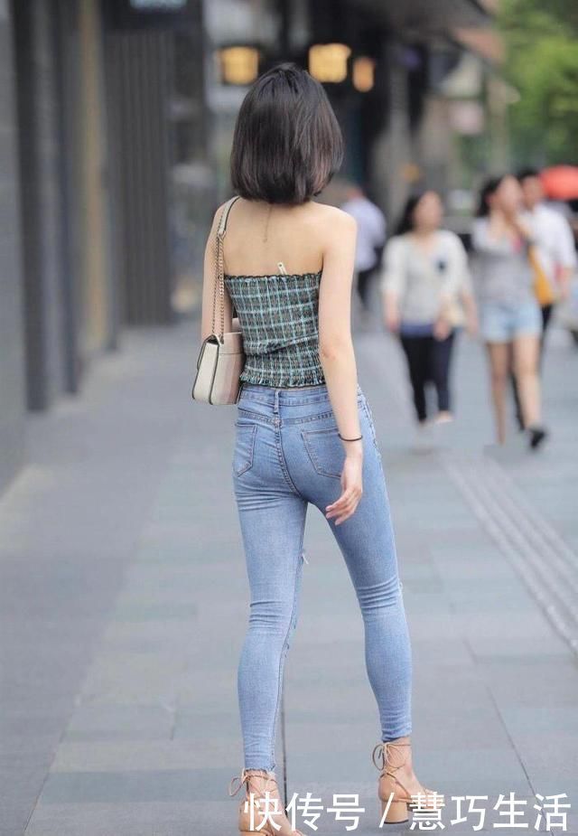 美成|“街拍女神”秋季穿搭果然迷人,抹胸上衣配牛仔裤,美成初恋女友