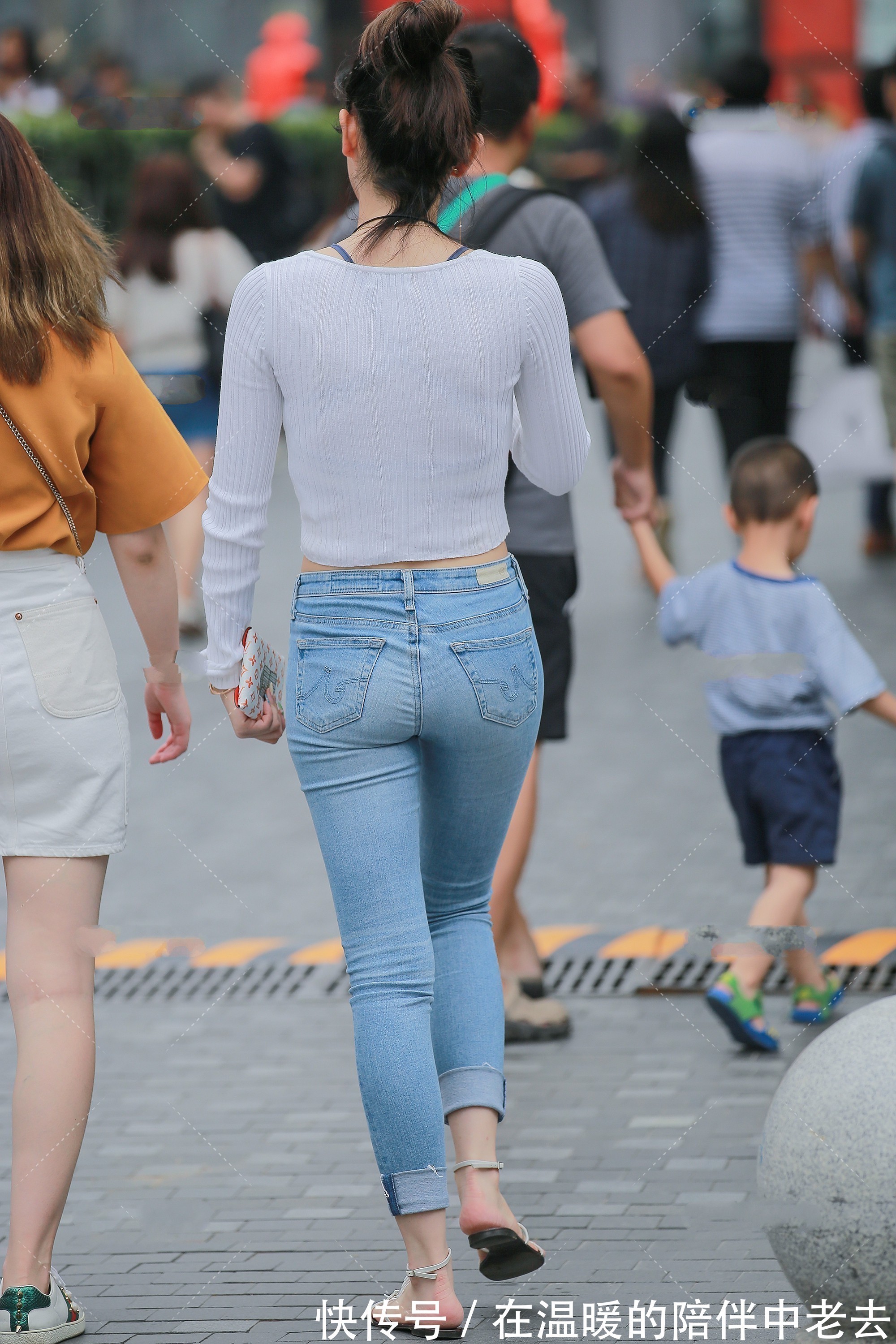 牛仔裤|美女街拍:拉链款针织衫搭配牛仔裤,显得年轻又有活力