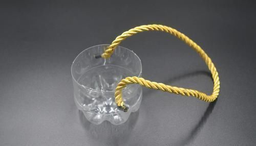 塑料瓶上穿一根绳子真厉害,这个用途懂的人还不多,早知道早受益