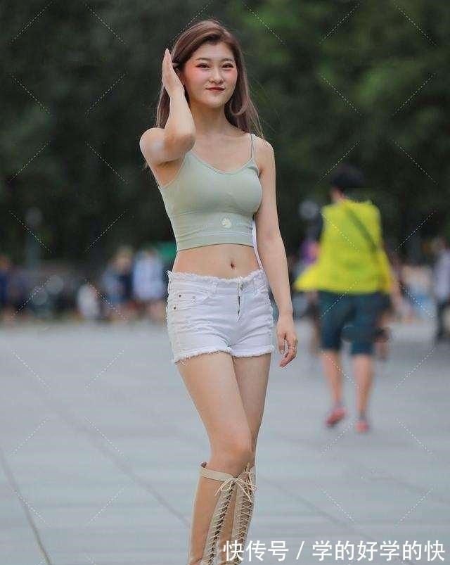 背带裤 肉色长筒靴子搭配白色短裤，像行走的华尔兹，跳跃自己的灵魂！