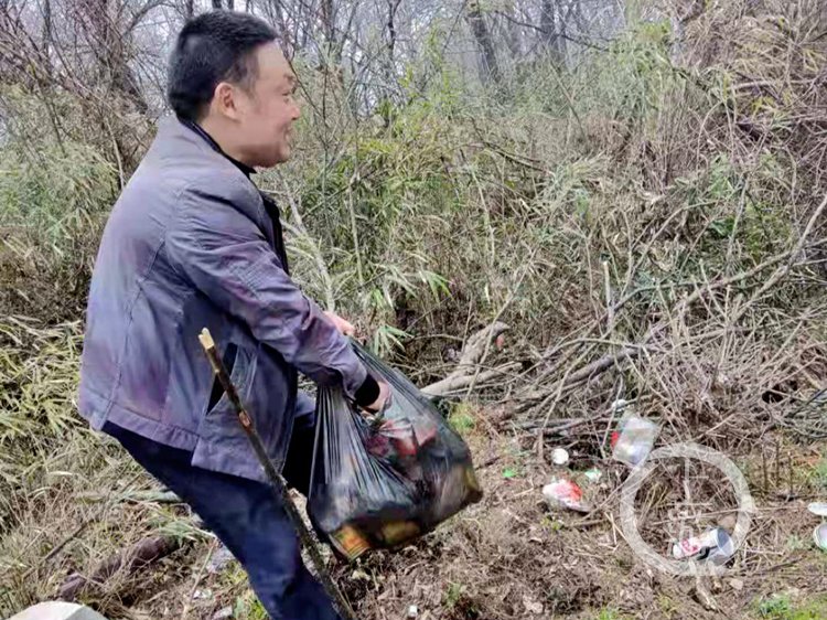 垃圾|用自己的方式守护绿水青山 这名医生在山里义务捡垃圾10余年
