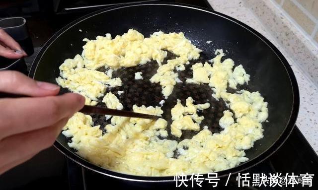 面团|西葫芦一年四季都便宜，秋天要多吃，鲜嫩营养降秋燥，烙馅饼真香