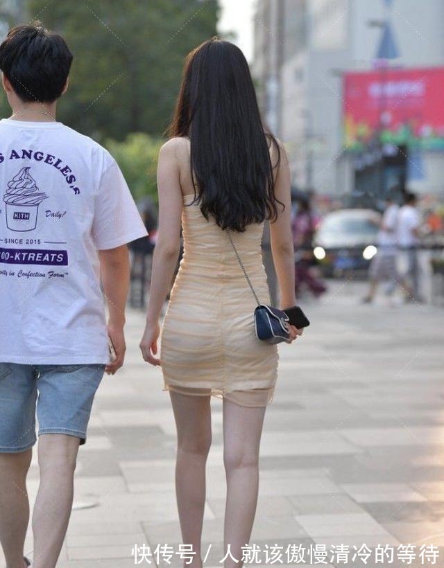 酒窝|浅橙色连衣裙搭配白色高跟鞋，清新可爱，酒窝迷人