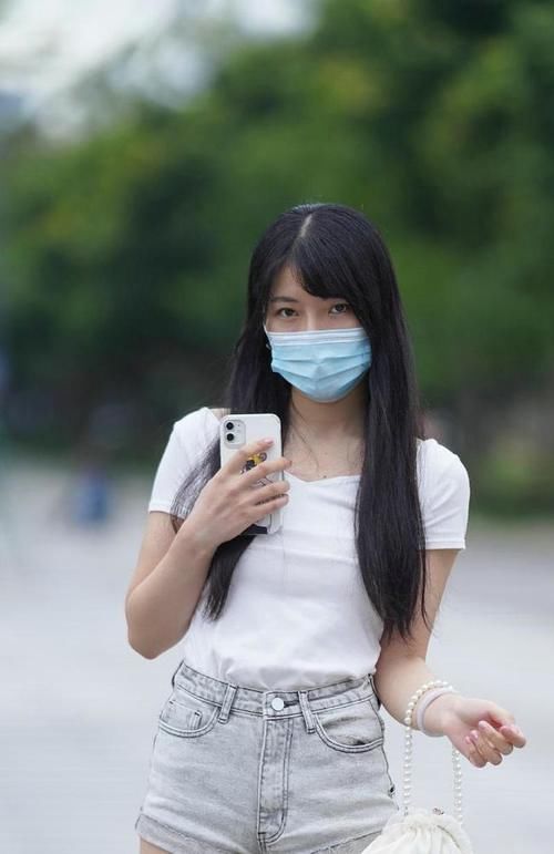 身材高挑|牛仔短裤有着非常高的出镜率,搭配基础款白T恤,清爽效果非常好