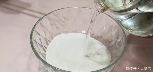 黑芝麻汤圆新做法，最后滚一下，煮时不破皮不露馅，香甜可口不腻