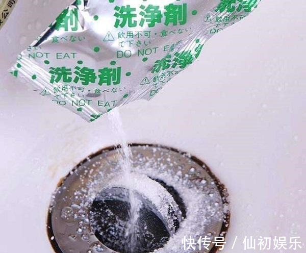 下水道被油污糊死了,用热水冲最不明智,这几个妙招教给你