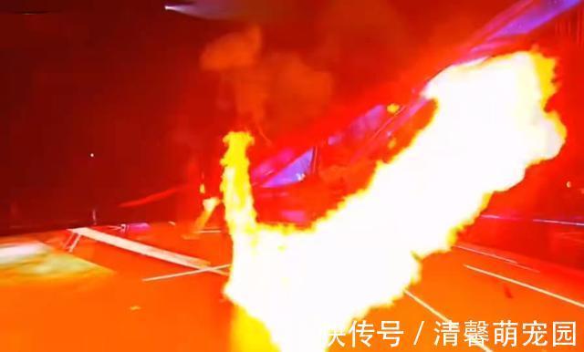 年末晚會變尷尬現(xiàn)場：座位插熒光棒充當(dāng)觀眾，七大獎無人到場領(lǐng)取