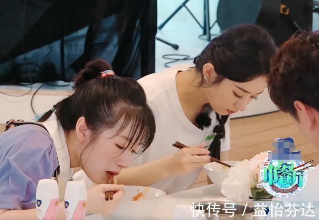 赵丽颖李浩菲吃面条,看清两人的吃相,女明星和艺人差距一目了然