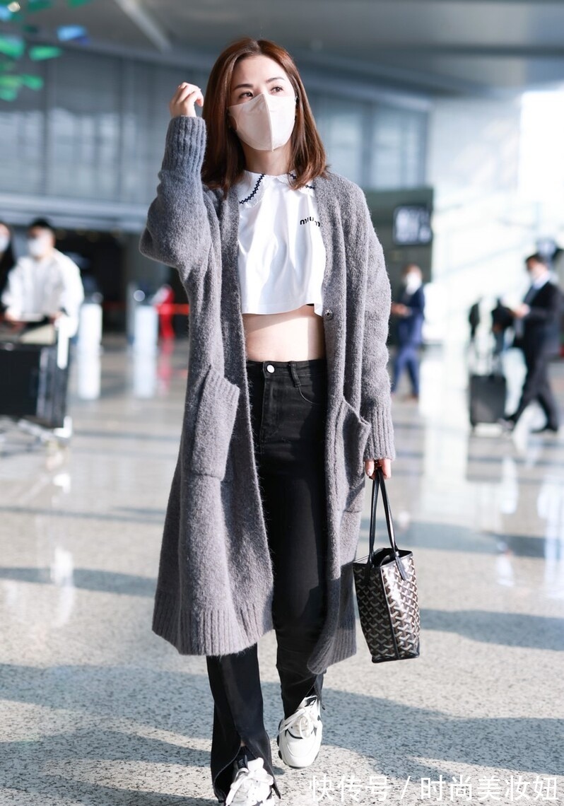 露脐装|阿Sa为秀身材太拼了,大冷天穿露脐装,看到马甲线被惊艳到