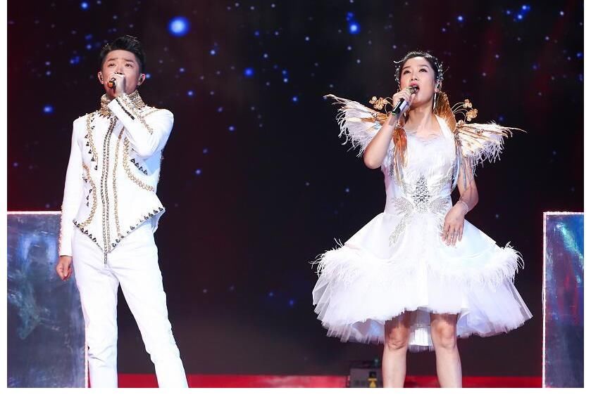 曾毅|凤凰传奇在户外录制节目,曾毅坐在轮椅上,左腿打上了白色绷带!