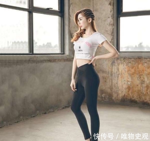 小姐姐 丰盈窈窕的紧身打底裤小姐姐,大秀粉嫩肌肤,尽显成熟女人韵味