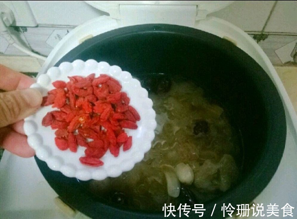 美味银耳莲子羹，营养丰富滋补身体，一个电饭锅就可以做
