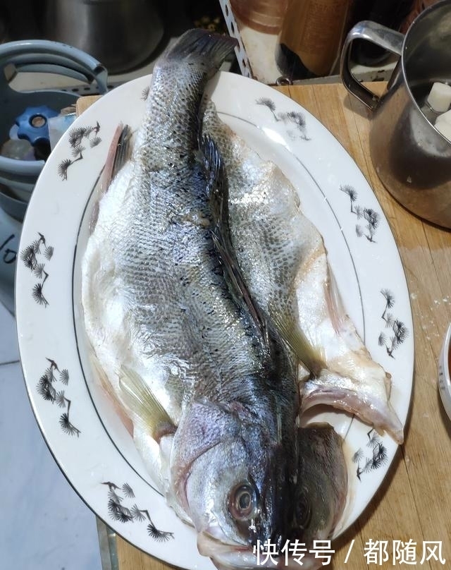鲈鱼|想吃鱼没有时间做,馋鱼香不会做,试试家常清蒸鲈鱼,就能满足你
