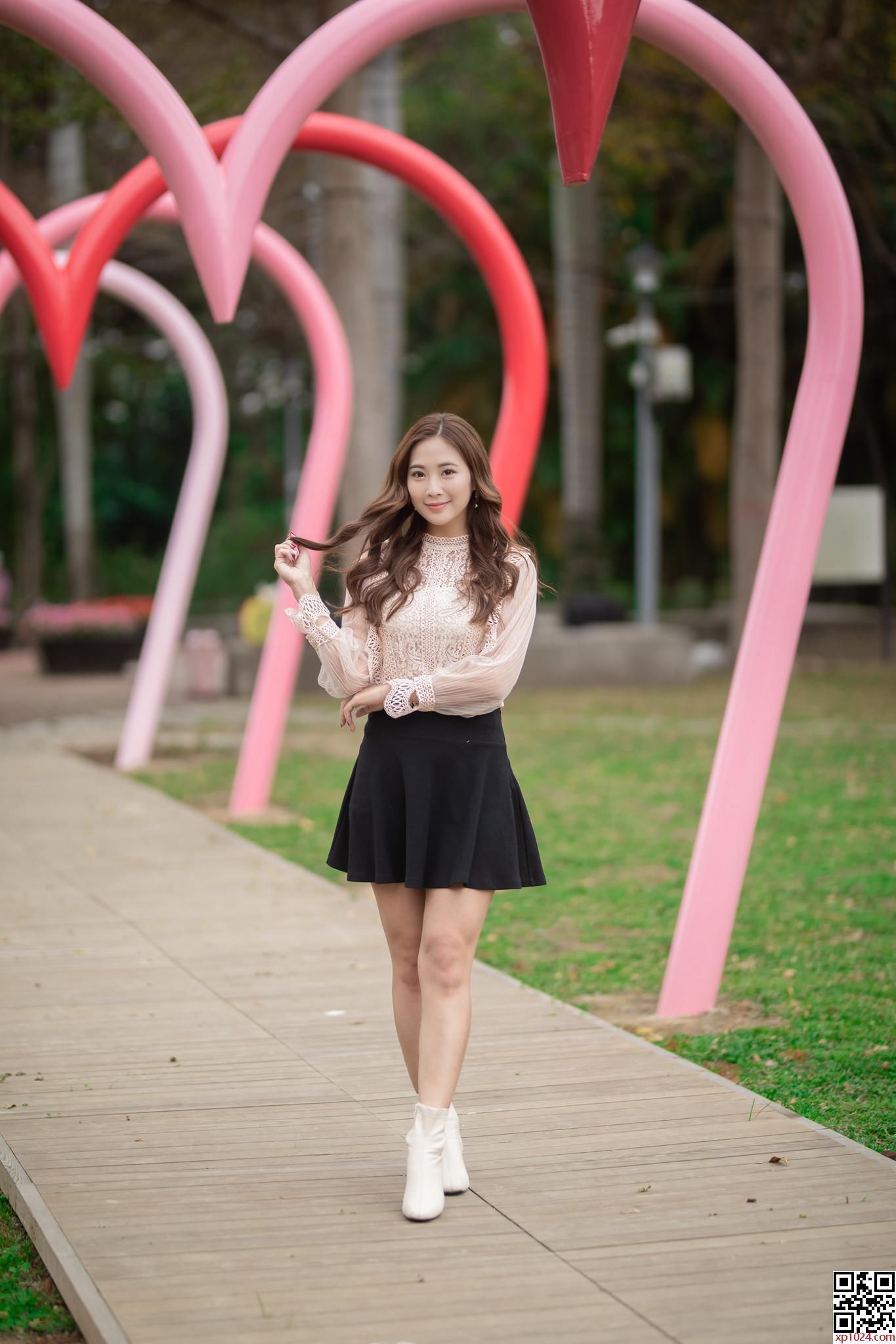 蕾丝小衫半身裙搭配一双白色小皮靴，性感迷人并不妩媚妖娆，美