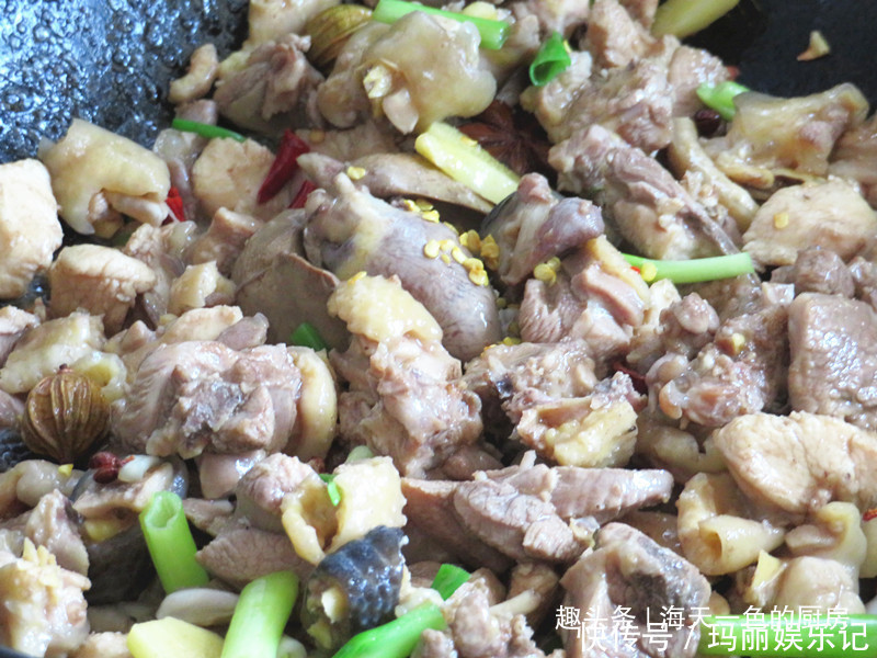 炖鸡|回农村老家,公公用柴火炖鸡,味道确实很香,一大盆没够吃!