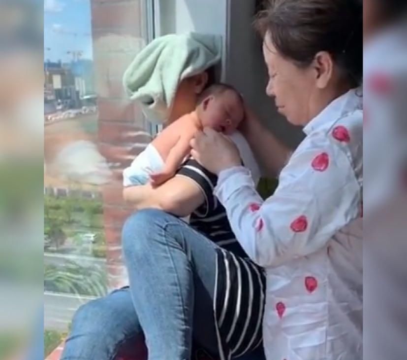 新生儿黄疸|奶奶跟姥姥为给娃去黄疸,晒太阳的姿势火了,网友真的是太拼了