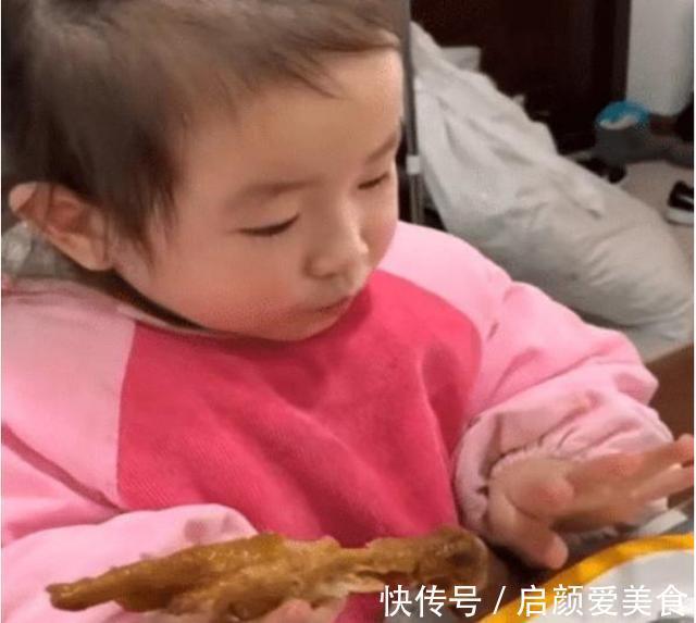 女孩|女孩啃鸡爪,却意外发现跟自己小手很像,网友:鸡爪突然就不香了