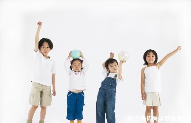 婴幼儿|这样带孩子伤宝宝脊柱,还妨碍他们长高,可大多数家长都还不知道!