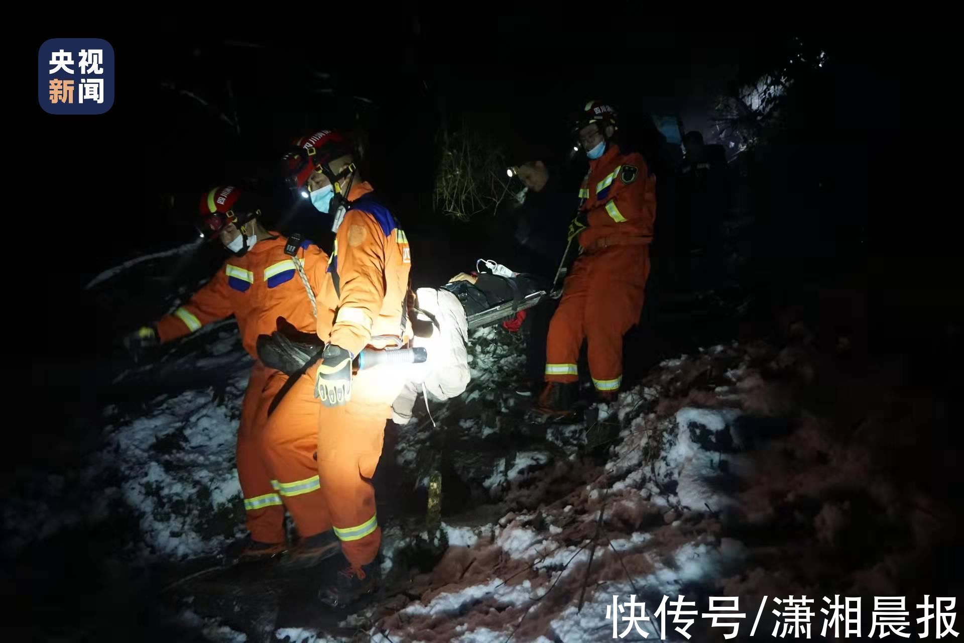 救援人员|四川5名“驴友”元旦游玩被困零下10度深山，消防员紧急救援