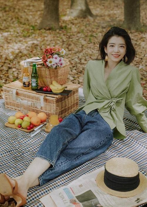 ?今夏不流行裙子配高跟鞋了，这样搭才是真的美，像三木一样有气质