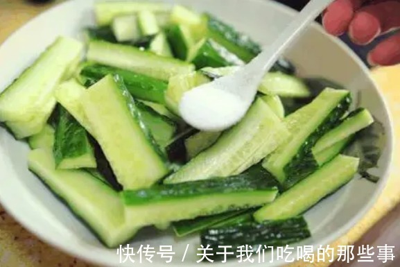 黄瓜|凉拌黄瓜不能直接加调料,厨师长教你3个技巧,脆爽又入味,好吃