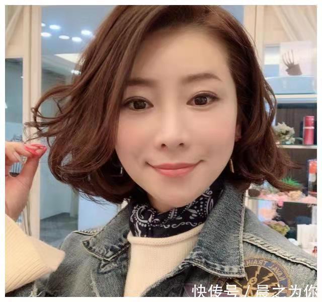 秘诀|日本53岁“童颜魔女”，53岁像20一样0皱纹，保养秘诀与瑜伽有关