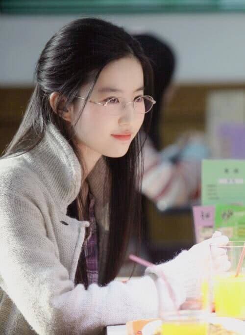 女生自以为好看的4种发型,其实都是“踩雷”款,直男大多都反感