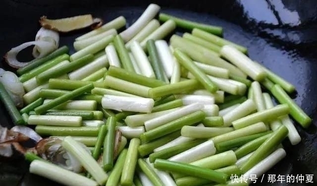 有人|炒蒜苔,有人焯水有人直接炒,不对,教你蒜苔又脆又入味的做法