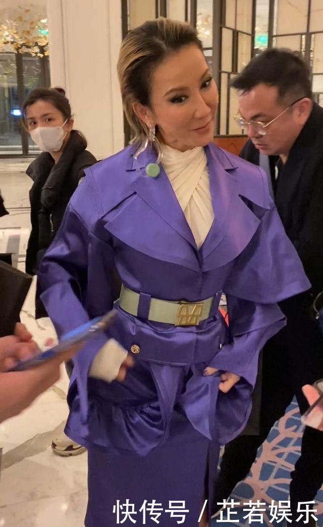 李玟终究是抵不过岁月!穿紫色套装脸色蜡黄,浮夸眼妆却挺显老