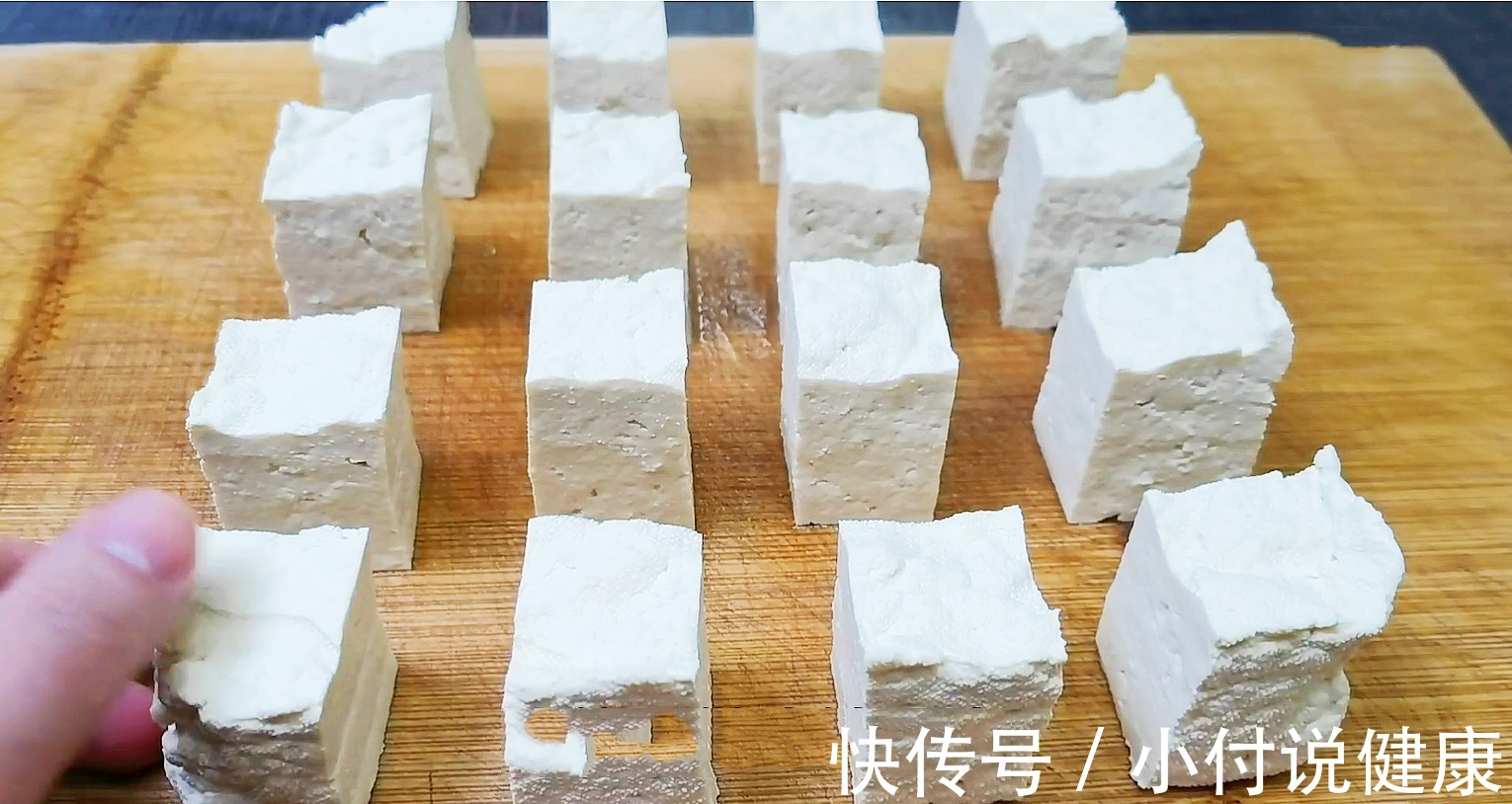 核桃|建议50岁女人:春天别太节俭,8零嘴该吃就得吃,千万别心疼钱了