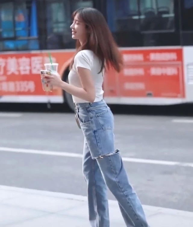 裤子|“一刀切”裤子刚走红,街头又火了“移花接木”裤,效果你想不到