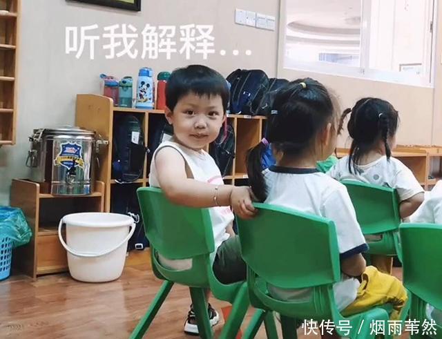 萌翻|熊孩子偷偷与女同桌“勾肩搭背”,被老师发现后羞涩模样萌翻网友