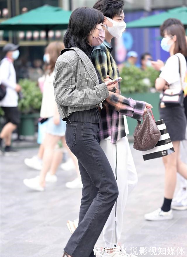 时尚 秋天的时尚美女,选择牛仔裤逛街,总要搭配出一点特别的味道!