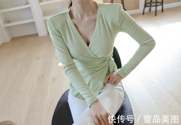 时尚搭配|女神孙允珠的时尚搭配:葱郁果绿居家宽松荷叶休闲衫