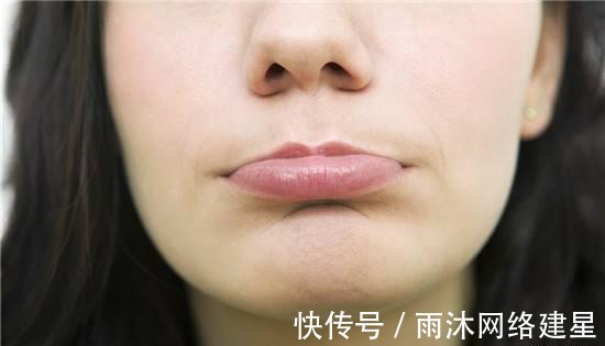 真相|女性舔嘴在心理学上代表什么?心理学家告诉你真相