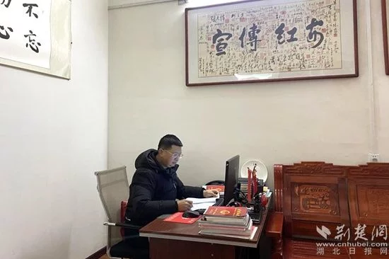 他是红安县diyi家传统教育服务中心的红色传承人